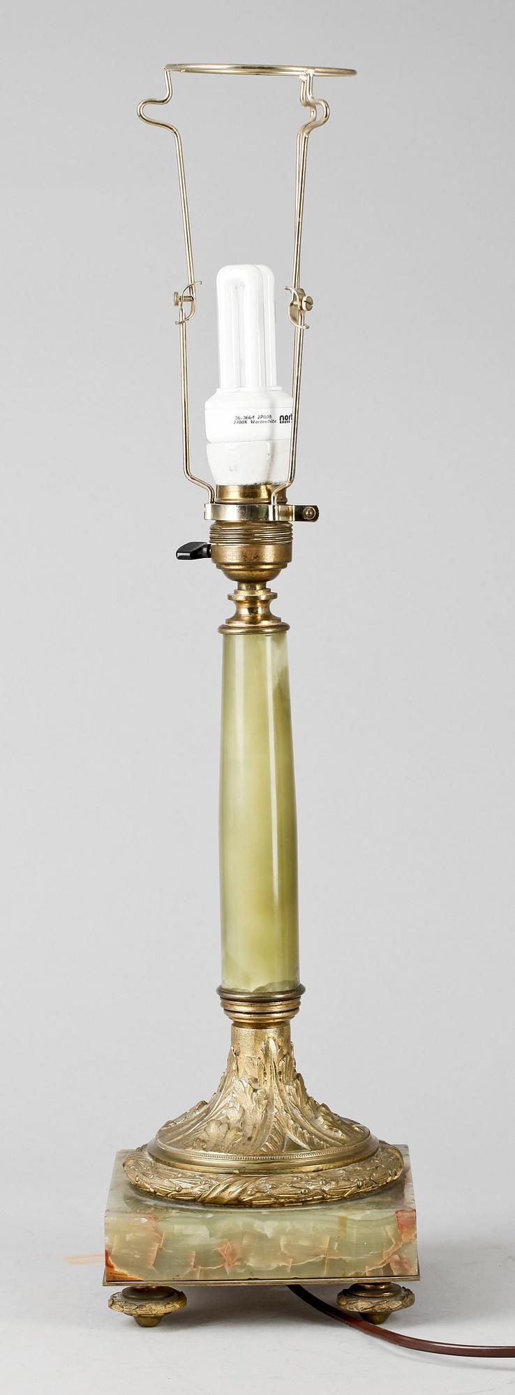 BORDSLAMPA, onyx och brons, 1900-talets början.