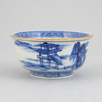 A blue and white Japanese bowl with double foot ring, for the Chinese market, around the year 1900.