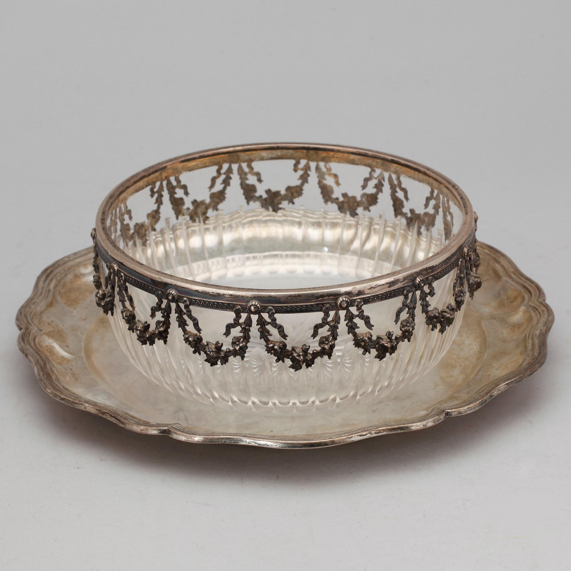 SKÅL samt FAT, glas resp silver, C G Hallberg, Stockholm, 1907/1918. Vikt 449 gram.