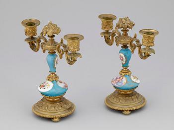 KANDELABRAR, ett par, mässing och porslin, 1800-talets slut.