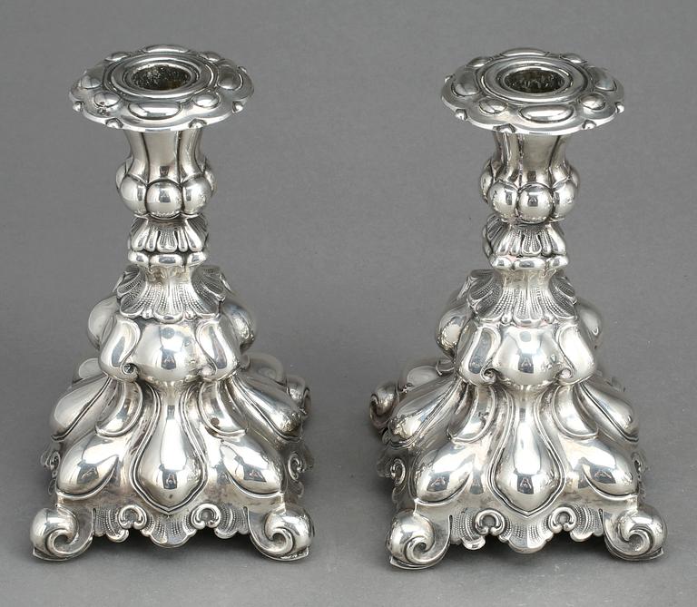 LJUSSTAKAR, ett par, silver, svenska importstämplar, Barockstil, 1900-tal.