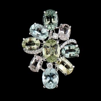 COCKTAILRING, 18K vitguld, diamanter tot ca 0.29 ct, akvamariner tot ca 8.40 ct.
