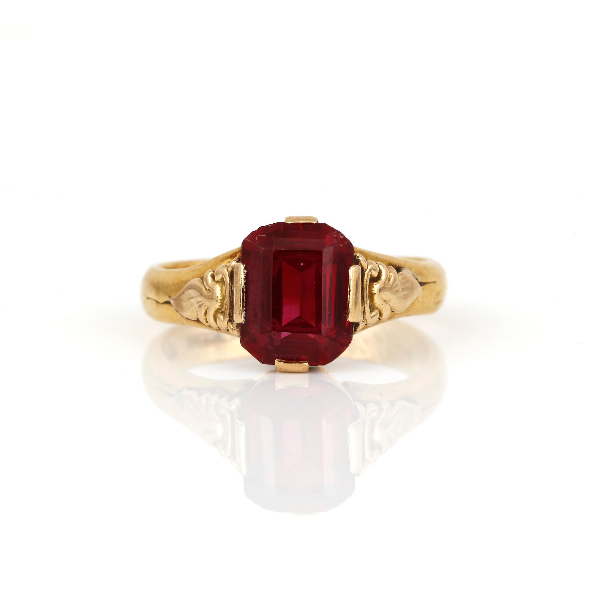 RING, 23K guld med syntetisk rubin, ca 3,33 ct, 1906. Total vikt ca 5,76 g.