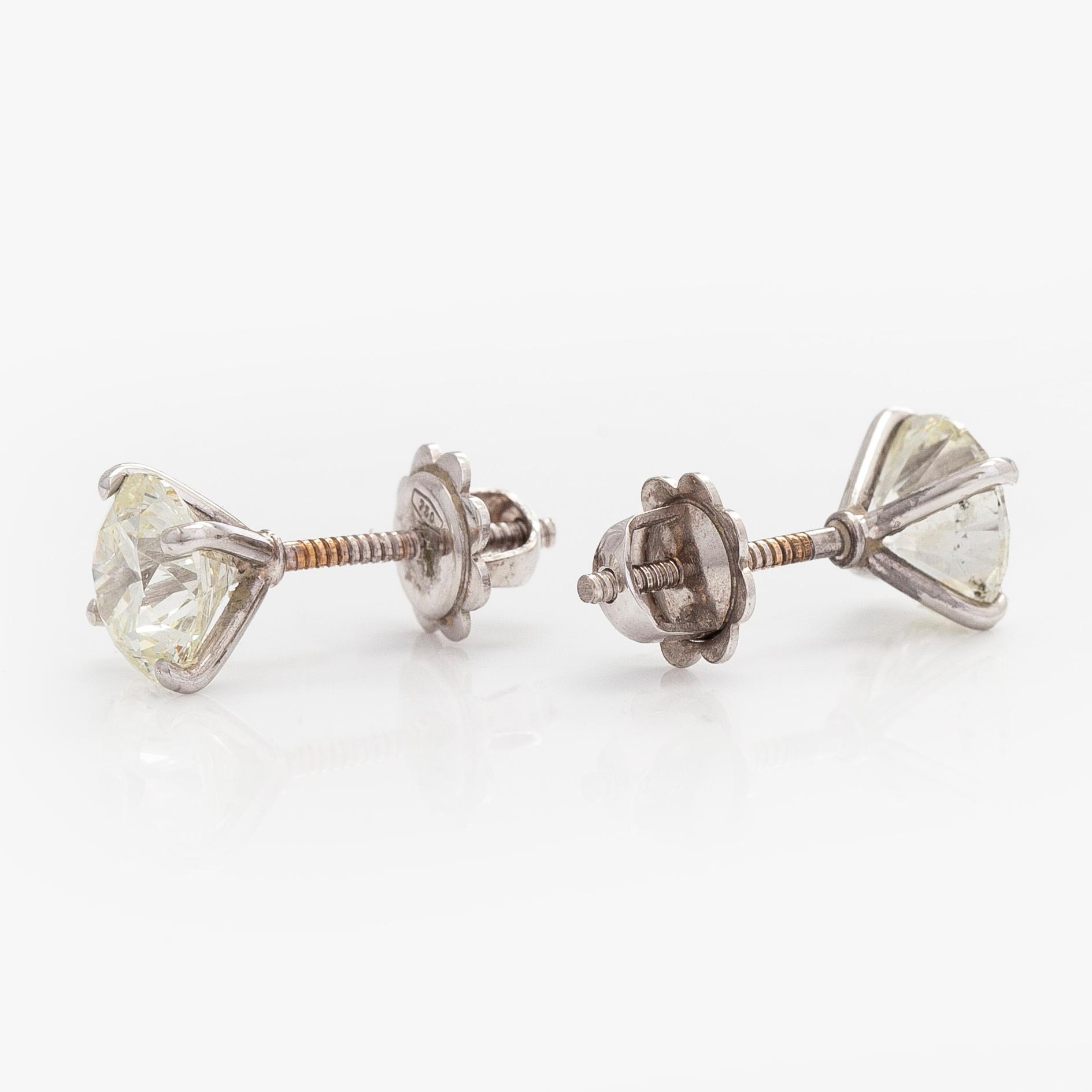 A pair of 18K white gold earrings and brilliant cut diamonds.