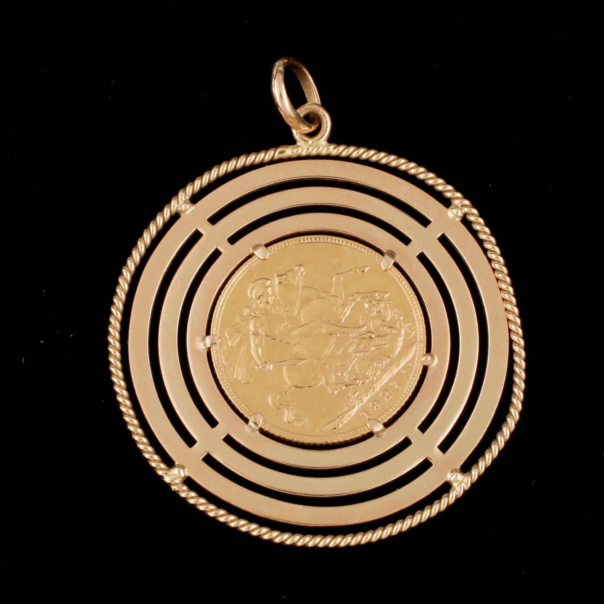 MYNT i hänge, Storbritannien, lägst 21,6K guld, ram 18K guld. Totalvikt ca 16,7 g.