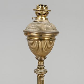 GOLVFOTOGENLAMPA, mässing, empirestil 1900-talets början.