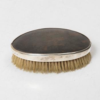 A pair of vanity cases, comb and brush, silver, early 20th century.
