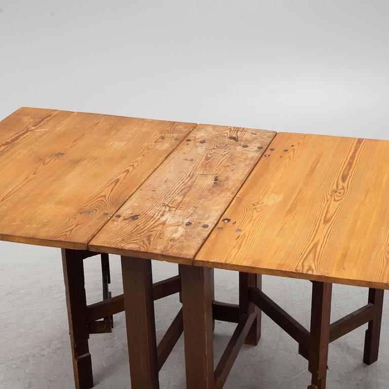 A pine gate-leg table, 19th Century.