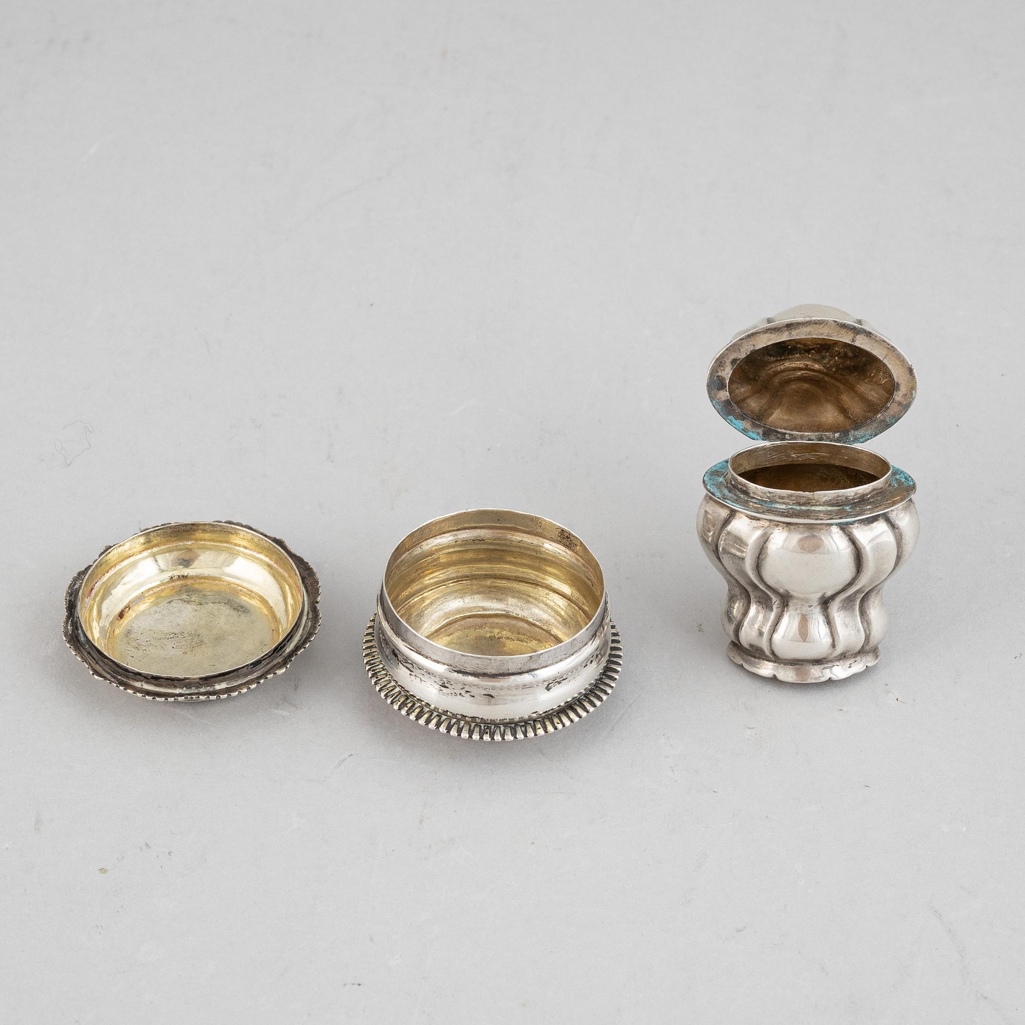 Two early 19th century silver snuff boxes.