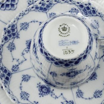 KAFFESERVIS, 35 delar, "Musselmalet", Royal Copenhagen, 1900-talets andra hälft.