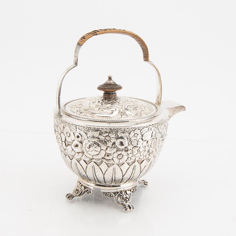 An English 18th century silver tea pot mark of Andrew Fogelberg & Stephan Gilbert, London 1781-82, weight 486 grams.