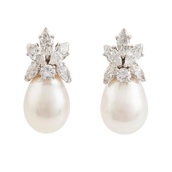 461. Van Cleef & Arpels ett par örhängen med droppformade odlade pärlor samt markis- och runda briljantslipade diamanter.