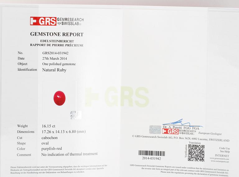 RING, 18K vitguld med naturlig cabochonslipad rubin, 16.15 ct samt små briljantslipade diamanter. Vikt 14,1 gram.