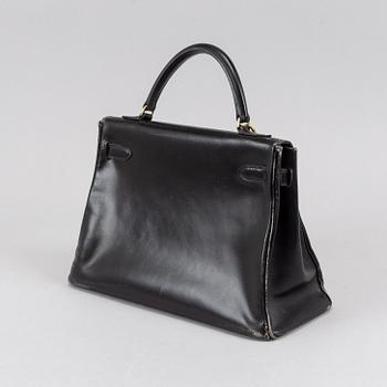 Hermès, a black leather 'Kelly' handbag.