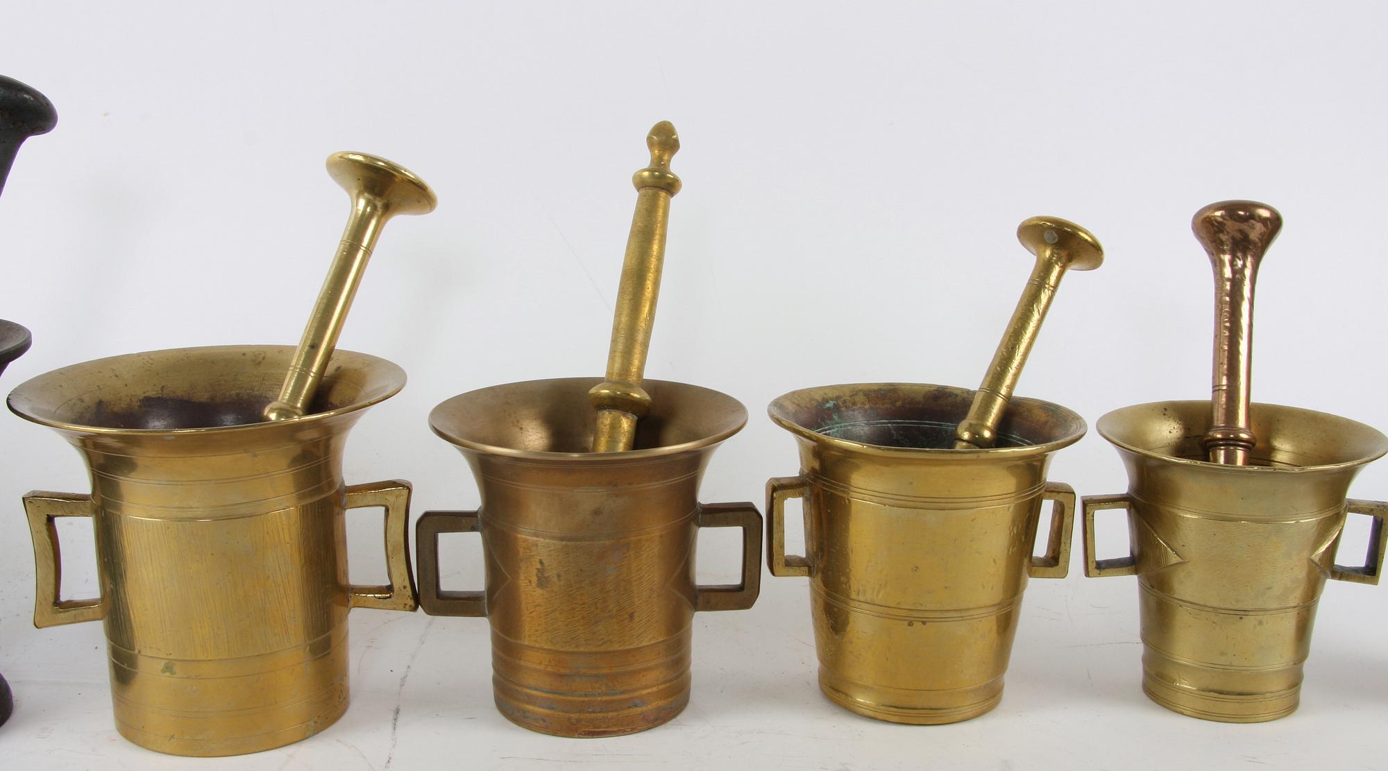 MORTLAR, 9 st, 17-1900-tal, malm, trä och gjutjärn.