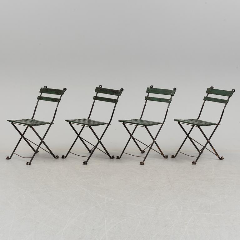 A Garden table and 4 chairs 20th century.