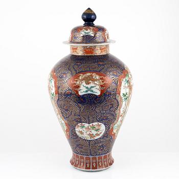 A Japanese imari porcelain urn with cover, 20th century.