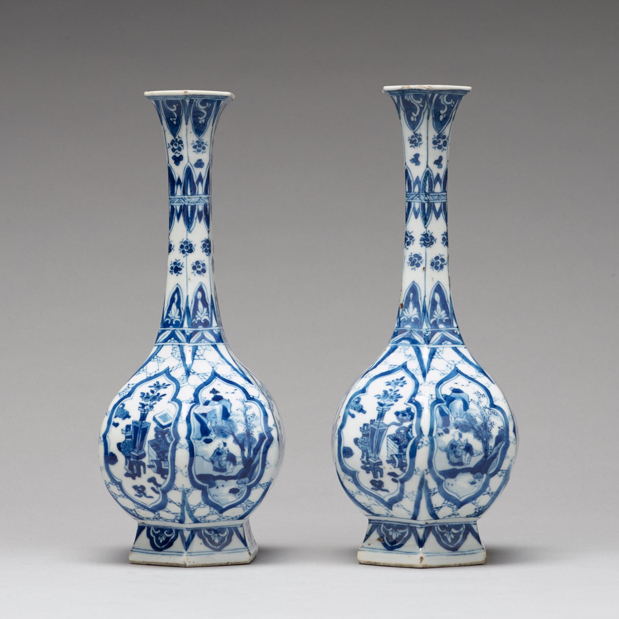 VASER, ett par, porslin. Qingdynastin, Kangxi (1662-1722).