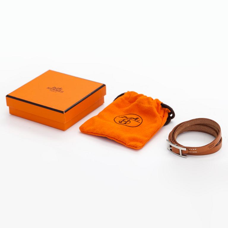 Hermès, armband, läder och silverfärgad metall. Märkt Hermès Paris.