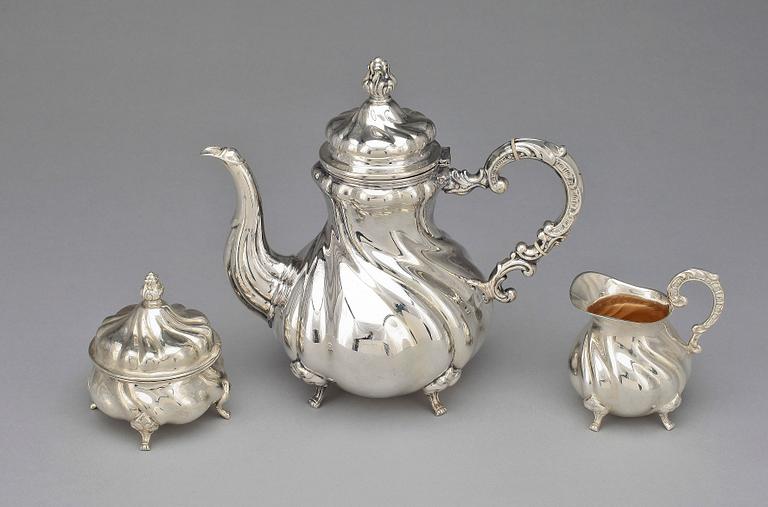 KAFFESERVIS, 3 delar, sterlingsilver, rokokostil, Tyskland, 1900-talets första hälft. Tot vikt ca 625 gram.