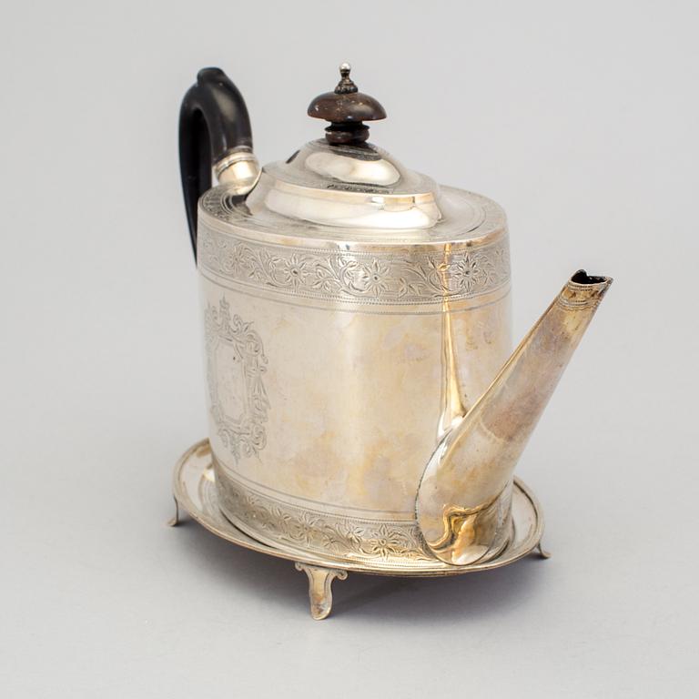 TEAPOT AND STAND, mark of Andrew Fogelberg, London 1792. Weight ca 493 g.