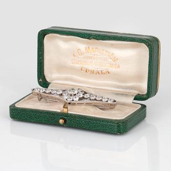 An Edwardian old-cut diamond brooch.