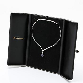 Necklace 18K whitegold with 1 purple-blue sapphire approx 6 ct  and 3 brilliant-cut diamonds approx 0,40 ct in total.