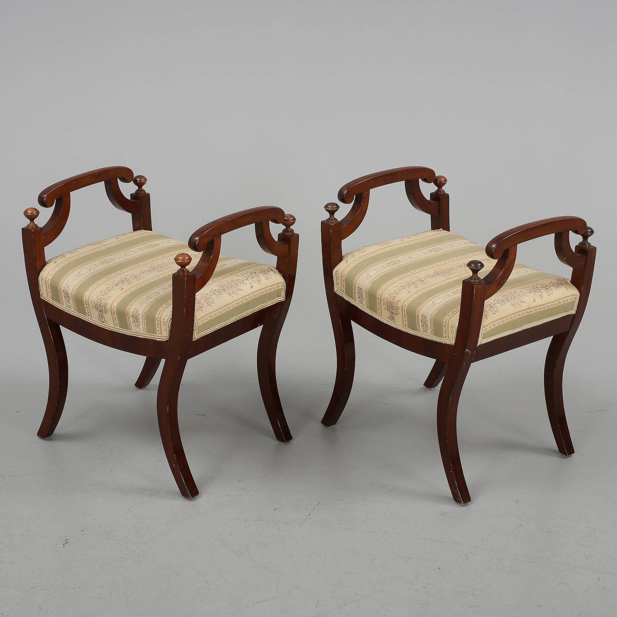 TABURETTER, ett par, den ena märkt Iv. vo, Karl-Johan, 1800-tal.
