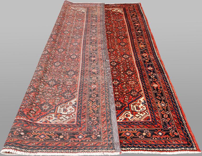 A carpet, Hosseinabad, approx. 320 x 210 cm.