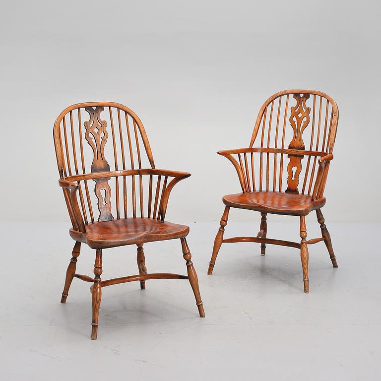 KARMSTOLAR, ett par, Windsormodell, 1900-talets första hälft.
