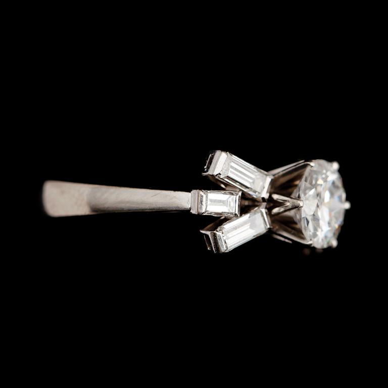 RING, 18 k vitguld, briljant och baguetteslipade diamanter tot ca 1.94 ct, svenska stämplar Torndahl Stockholm.