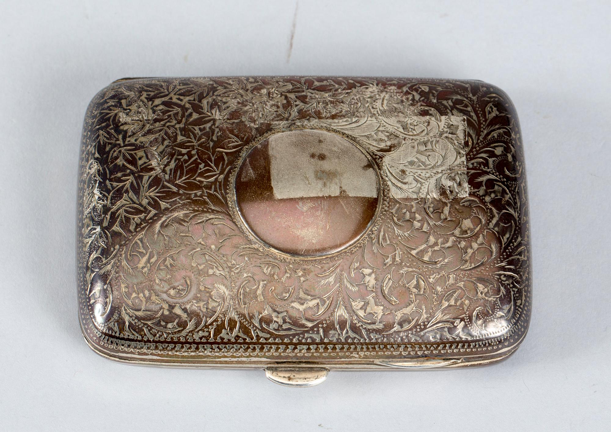 CIGARETTETUI, silver, Chester, England 1899-1900. Vikt ca 84 g.
