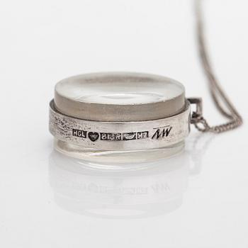 Tapio Wirkkala, riipus, hopeaa ja akryyli, signeerattu TW, Holger Lindström, Helsinki 1961, sekä ketju.