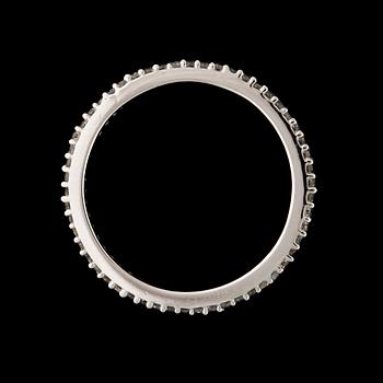 RING / HELALLIANSRING, 14 karat vitguld med mindre briljantsliapde diamanter tot ca 0,3 ct.