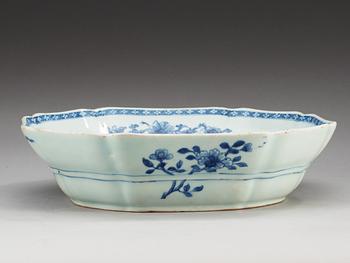 A large blue and white serving bowl, Qing dynasty, Qianlong (1736-95).