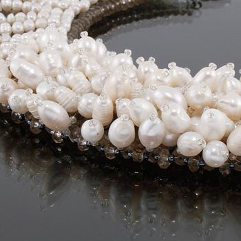COLLIER, odlade barocka sötvattenspärlor samt fasettslipade olikfärgade glaskulor, lås i vitmetall.