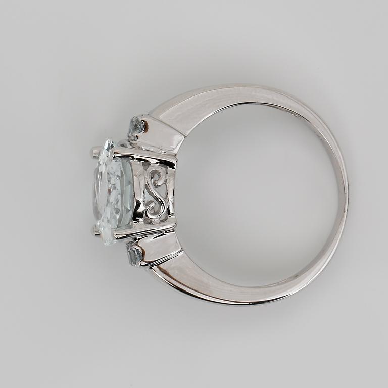 RING, 14K vitguld med ovalslipad goshenit, ca 3,54 ct. Vikt ca 4,40 g.