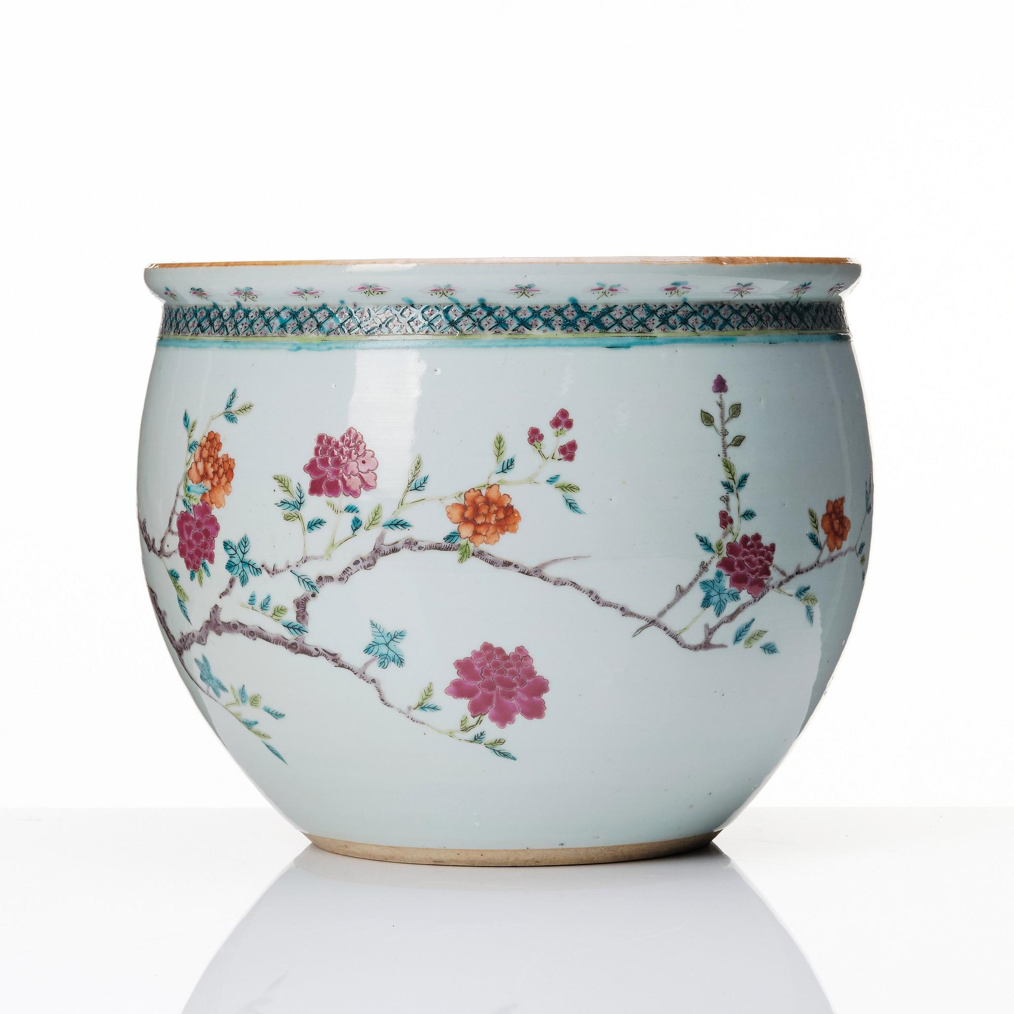 A famille rose flower pot, Qing dynasty, circa 1900.