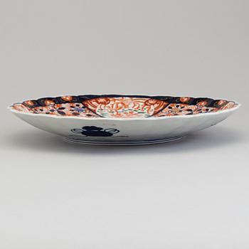 Two Japanese imari dishes, 20th century.