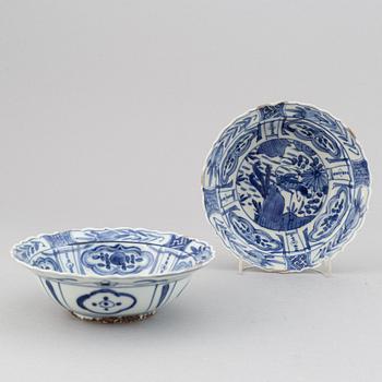 A set of ofur blue and white japanses dishes, made after kraak porcelain, circa 1900.