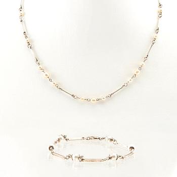 Halsband och armband silver och pärlor svenska importstämplar.