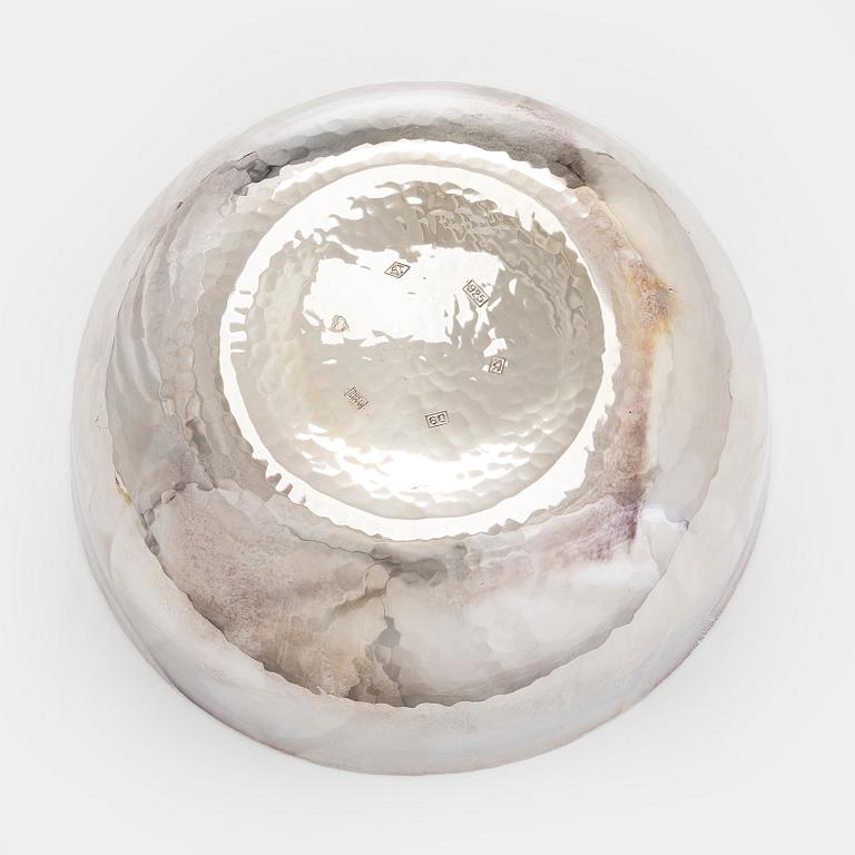 A. Tillander, skål, sterlingsilver och emalj. Helsingfors 2005.