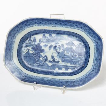 A pair of Chinese blue and white porcelain dishes and two jars, Qing dynasty, 19th century.
