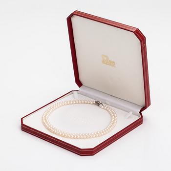 A two-strand pearl collier ja sterlinghopeaa.