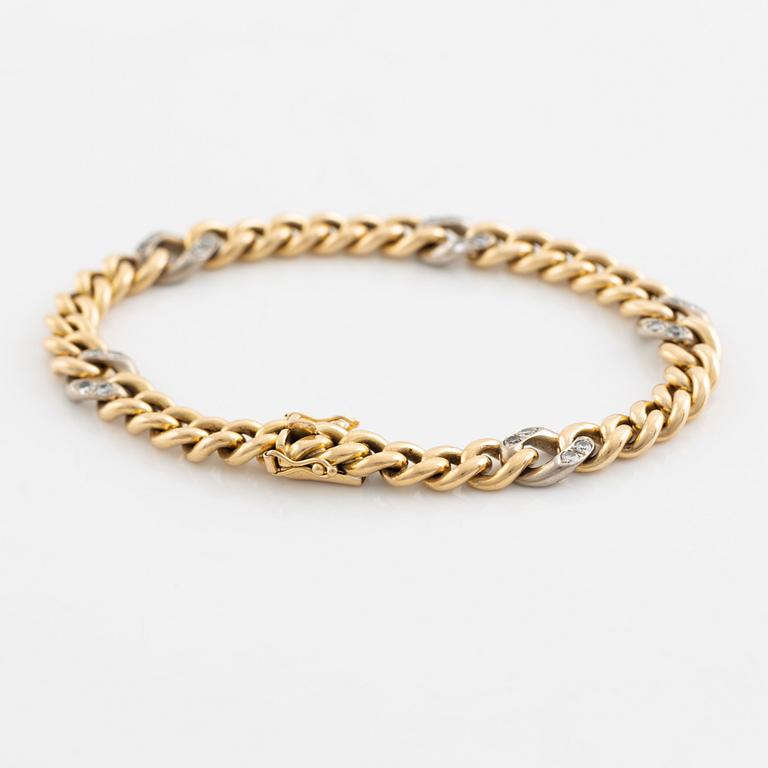 An 18K gold bracelet set with round brilliant-cut diamonds.