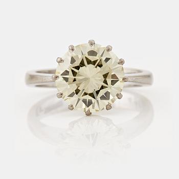 834. RING med en briljantslipad diamant.