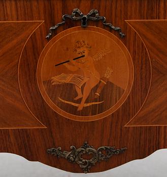 VITRINSKÅP, gustaviansk stil, 1900-talets mitt.