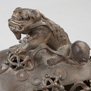 RÖKELSEKAR MED LOCK, brons, Qingdynastin troligen 1800-tal. Med karaktärs märke.