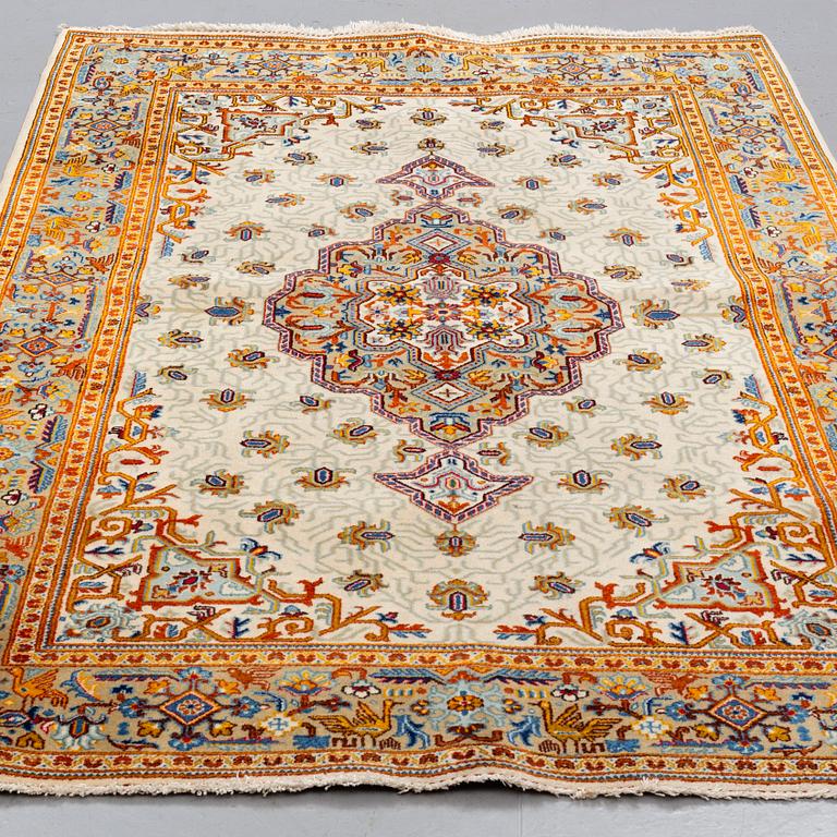 A RUG, Old Kashan ca 207 x 137 cm.