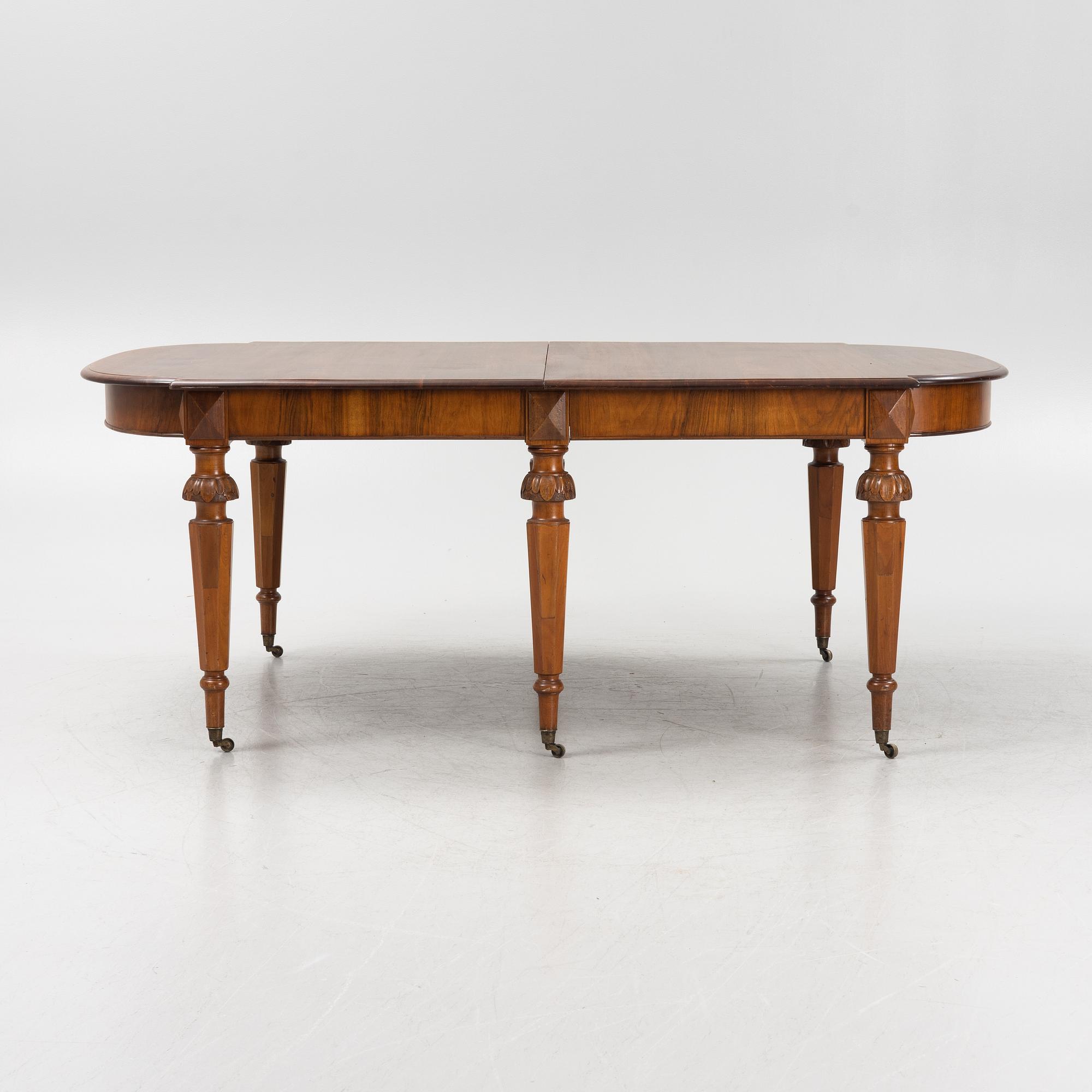 A walnut veneered dining table, probably England, late 19th Century.